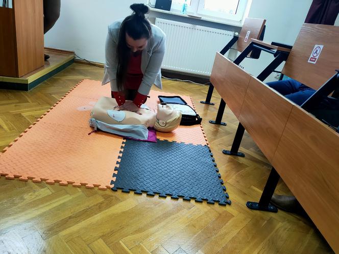 Pracownicy starostwa przeszkoleni z pierwszej pomocy