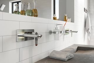 Baterie podtynkowe – wady i zalety rozwiązania. Montaż armatury podtynkowej