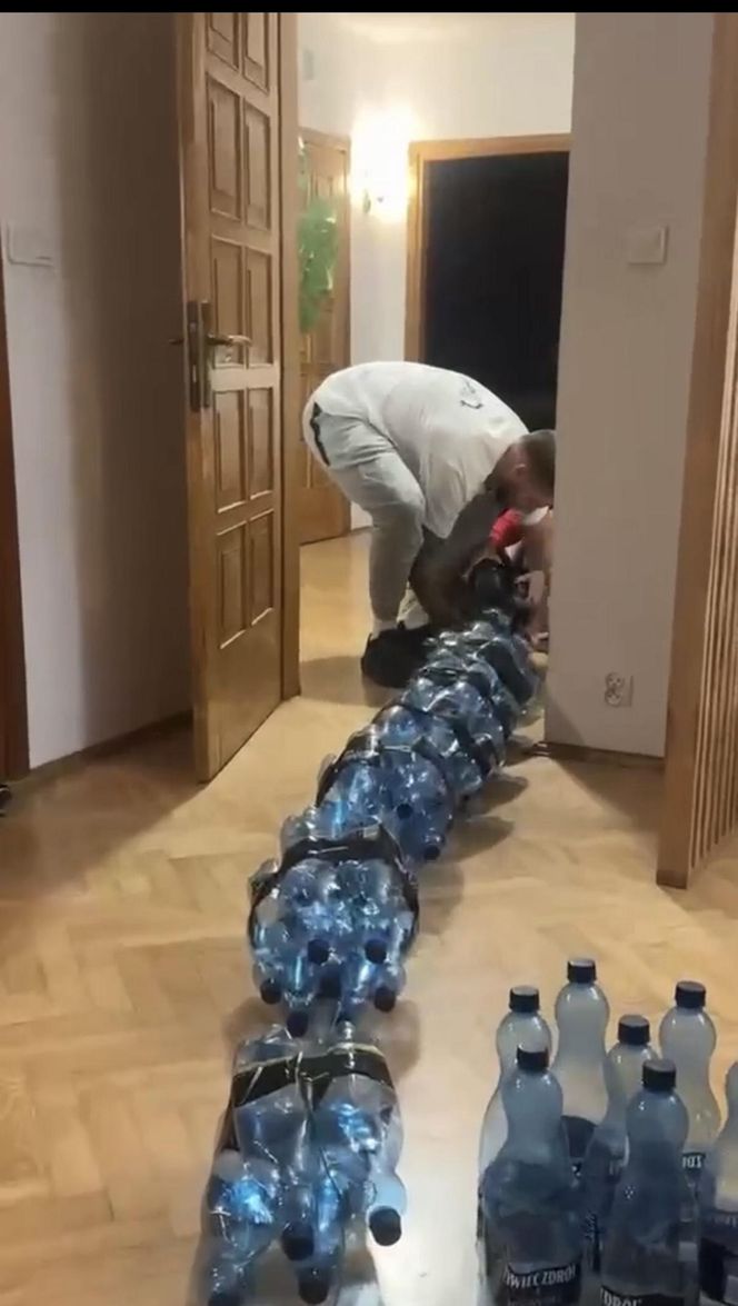 Gigantyczny pająk z plastikowych butelek ozdobił dom w Lublinie