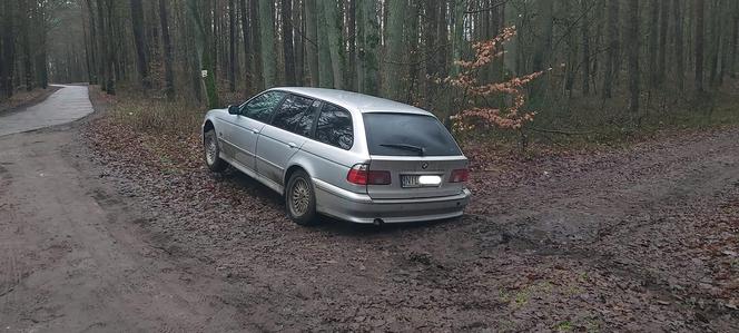 Zuchwała kradzież w Iławie! Ukradli BMW i porzucili w lesie. Policja szuka sprawców!