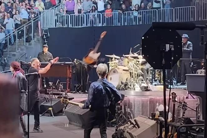 Wypadek na koncercie Bruce'a Springsteena. Muzyk uderzył gitarą... swojego technicznego! [WIDEO]