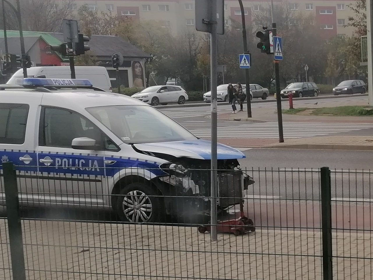 Zderzenie radiowozu w Krakowie. Kierowca BMW wymusił