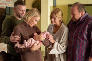 M jak miłość odc. 1870. Dorota (Iwona Rejzner), Bartek (Arkadiusz Smoleński), Jagoda (Katarzyna Kołeczek), Tadeusz (Bartłomiej Nowosielski), Dorotka (Klara Madeńska)