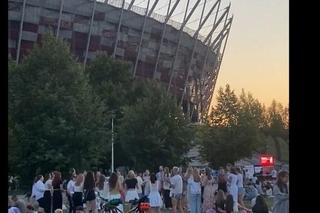 Nie mieli biletów, ale i tak świetnie się bawili. Fani Taylor Swift brali udział w koncercie pod stadionem