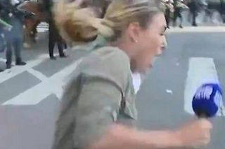 Dziennikarka postrzelona w czasie relacji na żywo! Tak Trump bawi się w wojnę w Los Angeles