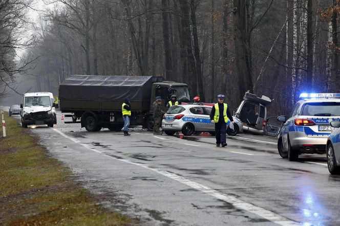 Wypadek ciężarówki z żołnierzami pod Warszawą. Jedna osoba nie żyje, pięć w szpitalu