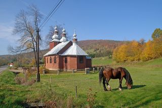 To jedna z najmniejszych wsi w województwie małopolskim. Kiedyś wykuwano w niej przydrożne krzyże