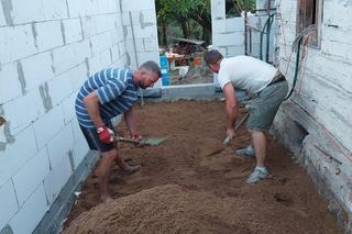 Strażacy z OSP w woj. lubelskim remontują dom pani Barbary, która chce wziąć pod opiekę swoją wnuczkę. ZDJĘCIA