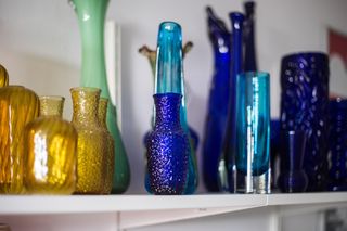 Dawniej stały w kredensie, dziś są spotykane na największych aukcjach. Wazony z PRL-u kosztują krocie