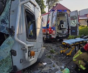 Poważny wypadek w Lubawce. Ciężarówka roztrzaskała się na drzewie. Droga zablokowana