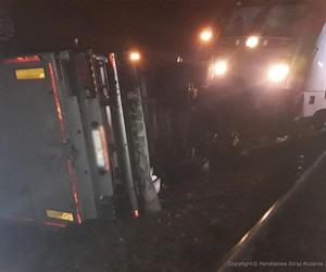 Łódź. Wypadek na przejeździe kolejowym. Tir zderzył się z pociągiem towarowym [ZDJĘCIA].