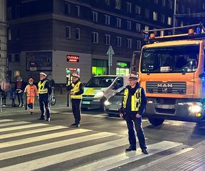 Groźny wypadek w Warszawie. Samochód i dwa tramwaje rozbite. Jeden z nich się wykoleił