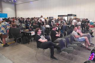 Niesamowita atrakcja dla graczy w hali Expo. Trwa konkurs Zespołowego Tworzenia Gier Komputerowych