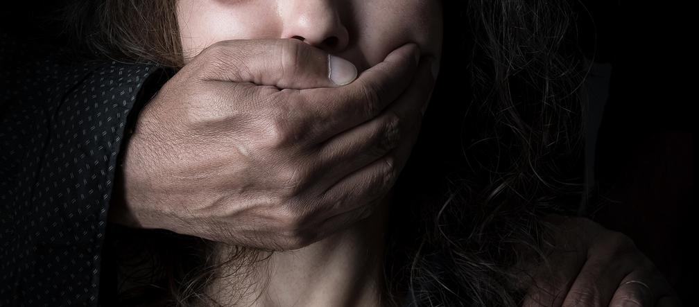 Domowi oprawcy straszą ICE