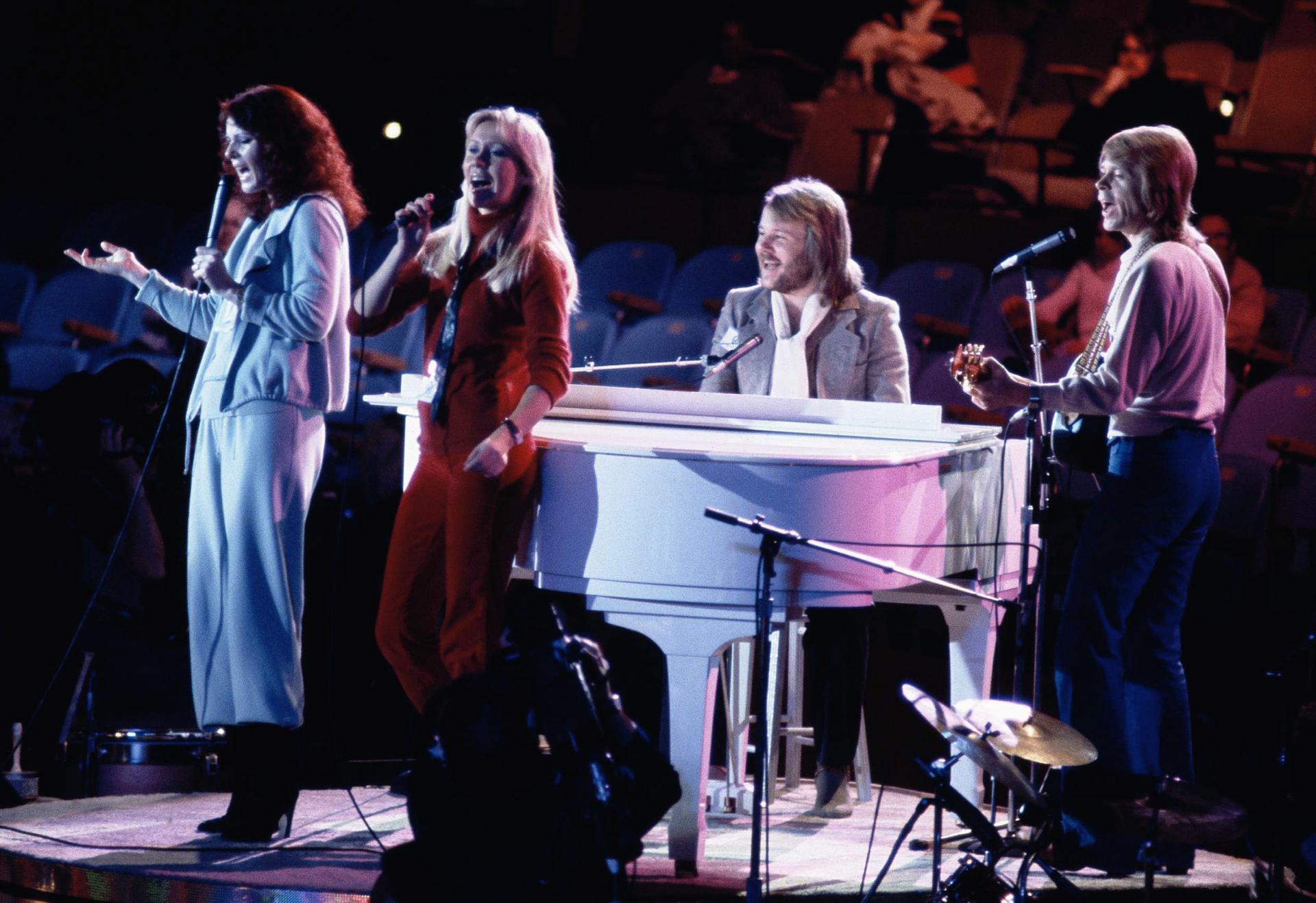 New abba. Абба группа 1971. Группа ABBA 2021. ABBA Voyage концерт. Абба 1982 год.
