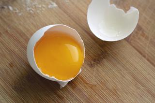 Co zrobić z pękniętym jajkiem?