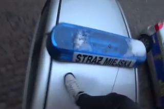 Ukrainiec zniszczył samochód Straży Miejskiej i chwali się w Internecie. WIDEO