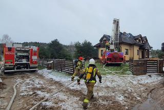 Ogień było widać z daleka. Palił się dom jednorodzinny w Wałdowie Szlacheckim
