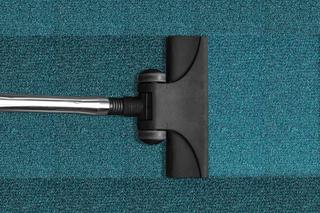 Profesjonalne czyszczenie dywanów. Ile kosztuje i jak wybrać firmę? Porady 