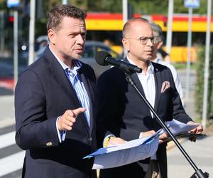 Rafał Trzaskowski spóźniony na konferencję. Wysiadł na zakazie!