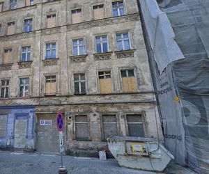 Wrocław. Kamienica jak z horroru na sprzedaż. Za niszczejący zabytek miasto chce niemal 4 miliony złotych 