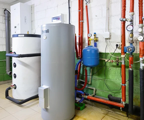 Kocioł na biomasę czy pompa ciepła: jakie ogrzewanie lepsze? Porównanie urządzeń