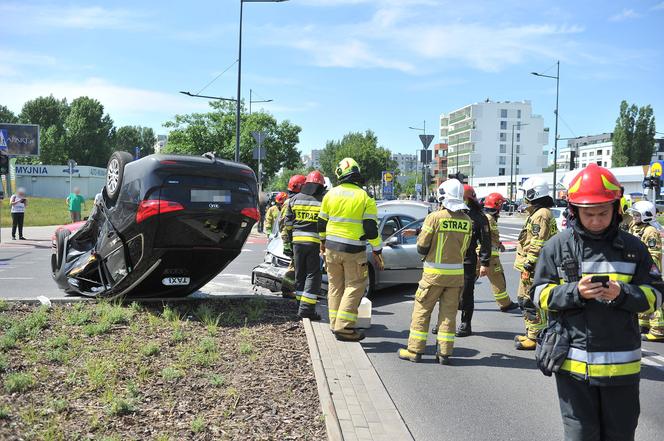 Wypadek na Sokratesa. Saab huknął w taksówkę, auto dachowało