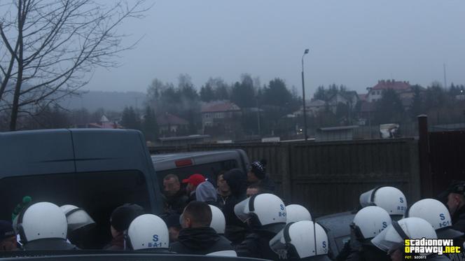 Skandal na meczu. Kibice Hutnika Kraków trzymani... w klatce niczym dzikie zwierzęta