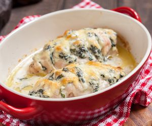 Sakiewki z piersi kurczaka nadziewane szpinakiem 