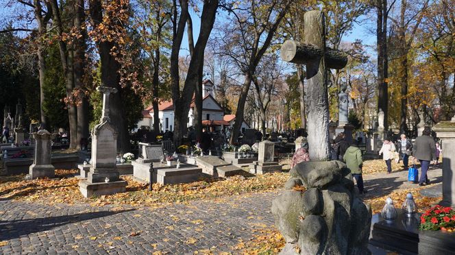 1 listopada na cmentarzu przy ul. Lipowej w Lublinie. Mieszkańcy odwiedzają groby swoich bliskich