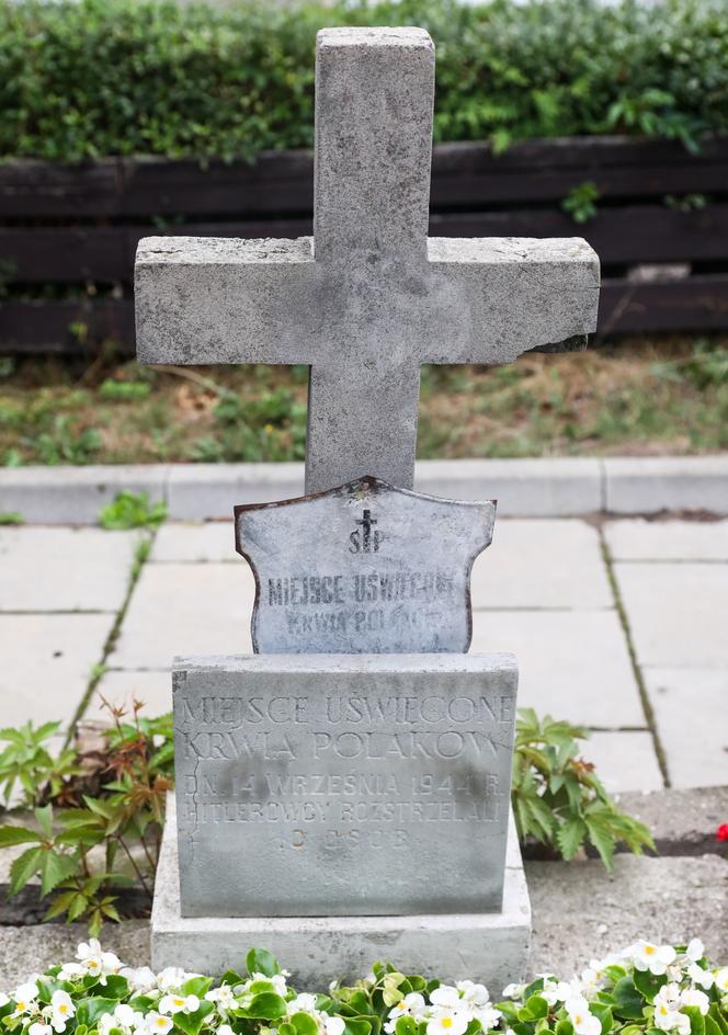 Symboliczny grób przy budynku na ul. Gdańskiej 12