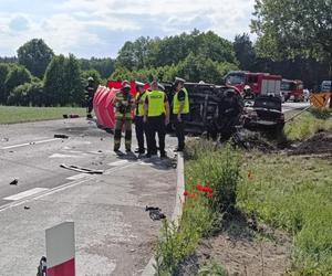 Fatalne skutki wyprzedzania! Uderzone auto stanęło w płomieniach. Zginęła jedna osoba