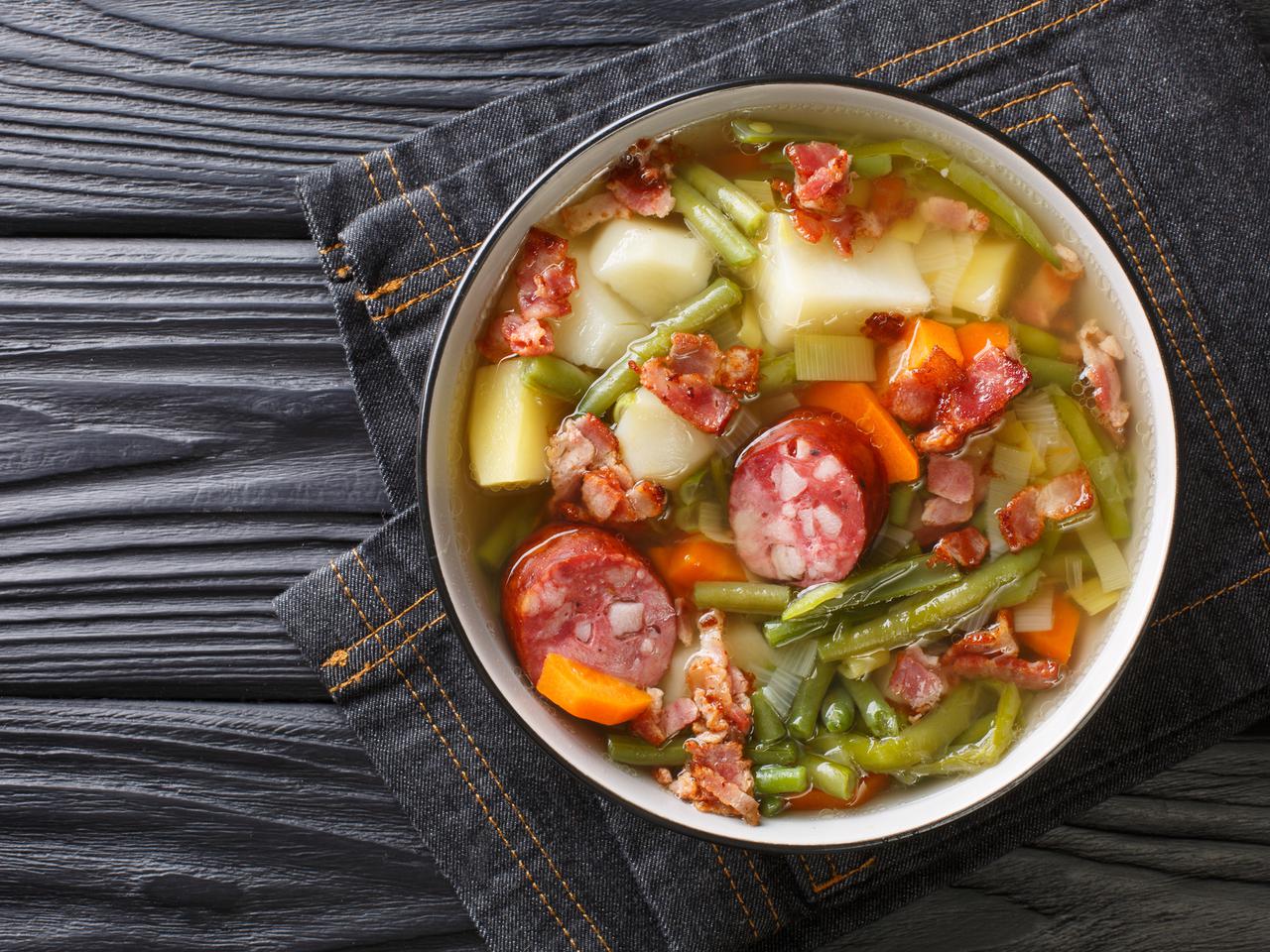 Zupa z mrożonej fasolki szparagowej z kiełbasą 