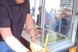 Budka Filipa Chajzera w Krakowie mimo afery, nadal działa w tym samym miejscu