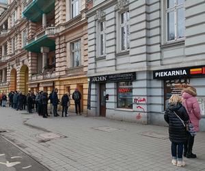 Tłusty czwartek we Wrocławiu. Mieszkańcu rzucili się na pączki! Ogromne kolejki [ZDJĘCIA]