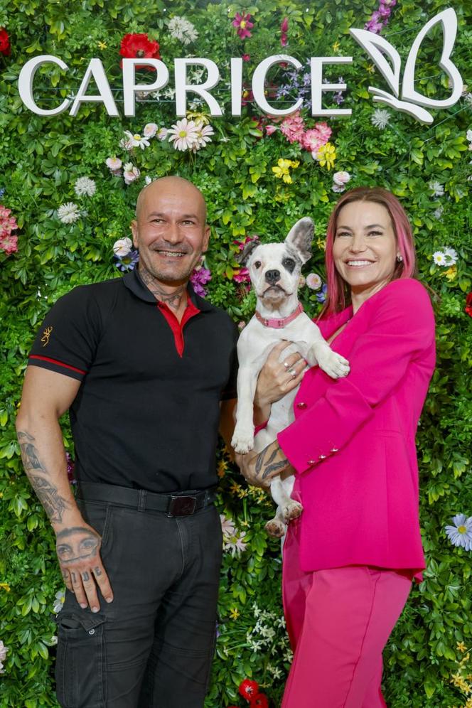 Gwiazdy pozują z butami. Więdłocha ma nową fuchę, Andrzejewicz w ogromnej marynarce, Kostka jak pani wiosna