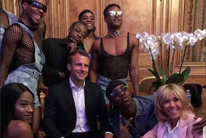 Emmanuel Macron razem z żoną i tancerzami