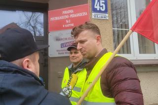 Protest rolników 4 kwietnia w Olsztynie. Strajkujący zostawili ministrowi Kulaskowi butelkę z nawozem