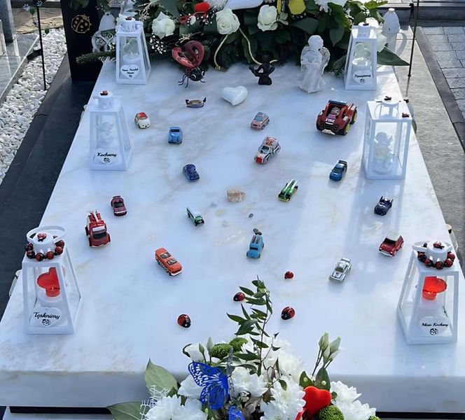 Szok na cmentarzu! Z grobu małego Stasia zniknęły ukochane zabawki. Rodzina apeluje