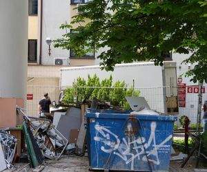 Dostawczy pojazd wbił się w budynek warszawskiego sądu 28.05.2025