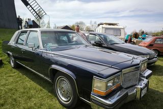 stara motoryzacja pod wiatrakami w Osiecznej