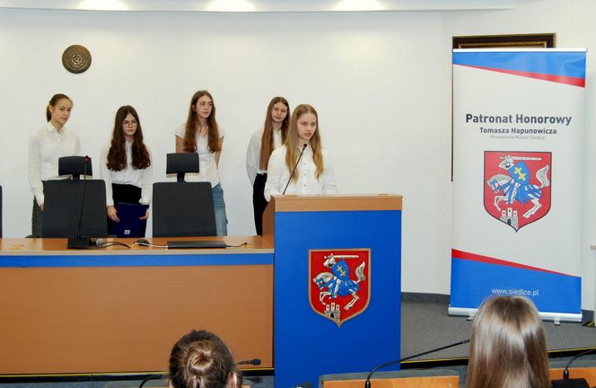 Młodzież rozmawiała podczas debaty o szczęściu w życiu współczesnego nastolatka