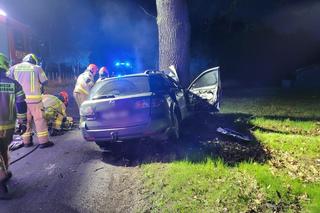 Rurzyca. Osobówka wypadła z drogi i zatrzymała się na drzewie. Nie żyje mężczyzna
