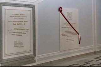 Lecha Kaczyńskiego uczcili tablicą w Sejmie jak Jana Pawła II [ZDJĘCIA]