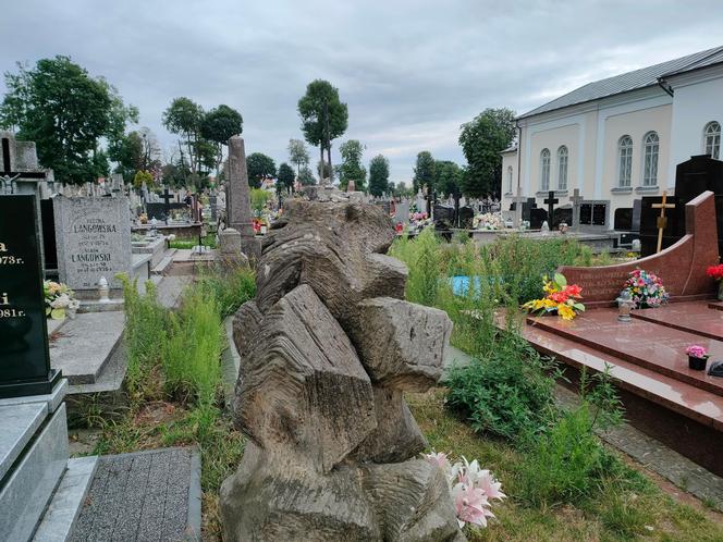 Ktoś zniszczył nagrobki na zabytkowym cmentarzu w Łomży!