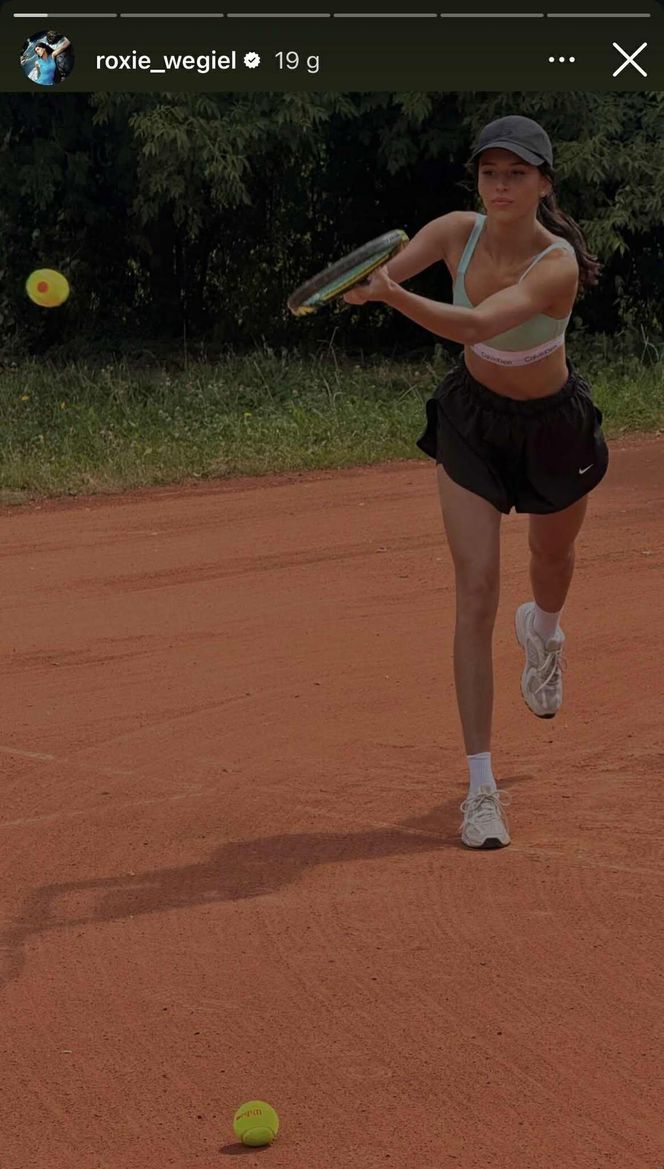 Roksana Węgiel na korcie tenisowym