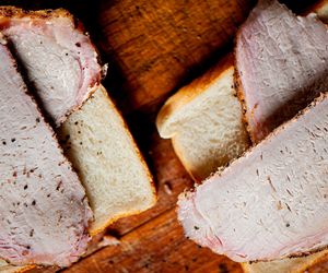 Domowa pieczeń ze schabu. Przepis na wędlinę idealną na kanapki