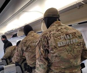 Polak awanturował się w samolocie. Wyprowadzili go pogranicznicy