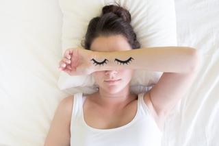 Jak ulżyć kręgosłupowi w nocy? 5 zasad zdrowego snu