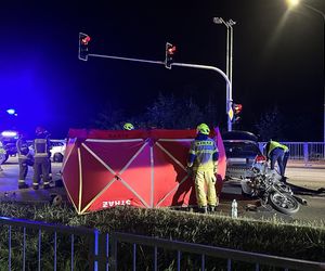 Śmiertelny wypadek w Nowym Dworze Mazowieckim. Osobówka zmiotła motocyklistę z jezdni